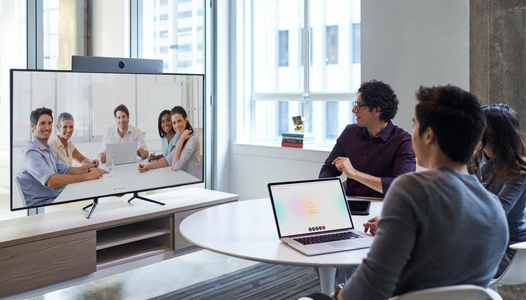 Videokonferenz am Tisch
